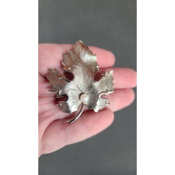Silver Faux Pearl Maple Leaf Shaped Brooch - Picture 6 of 10